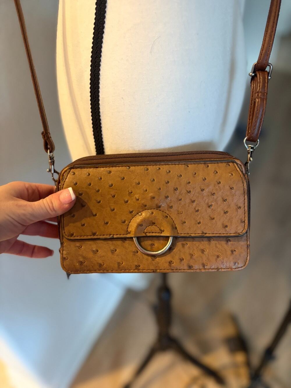 Bueno Vintage Tan Ostrich Embossed Leather Crossbody Wallet Purse Bag